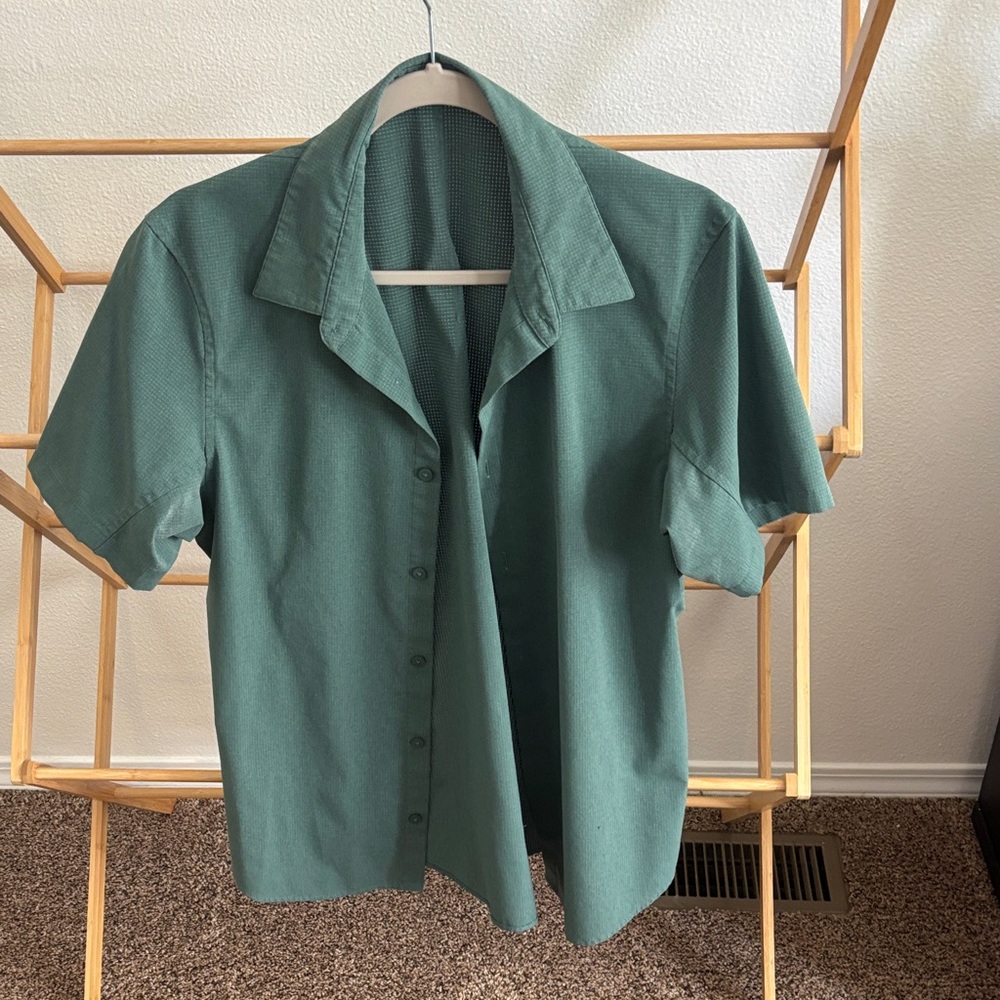 Eddie Bauer Men's Short-Sleeve Button-Down Shirt in Teal Green